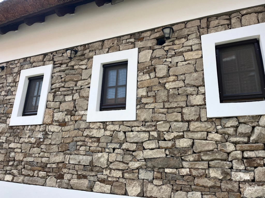 Tihanyi roppantott mediterrán kő