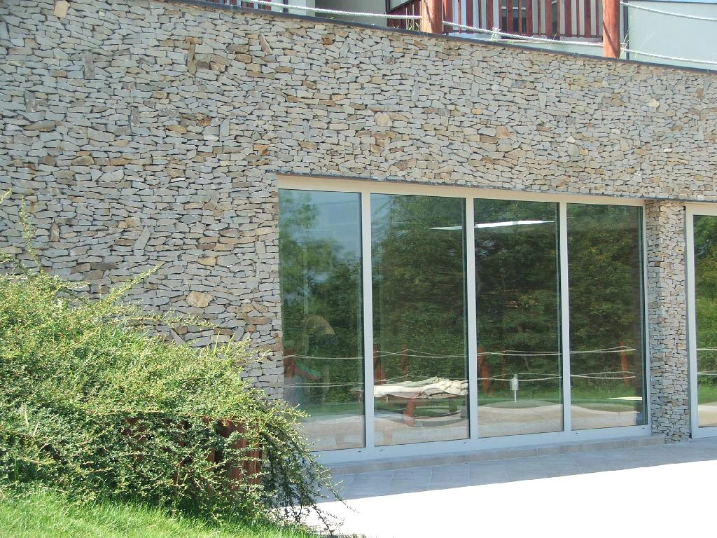 Karmacsi kő szürke fűrészelt mediterrán