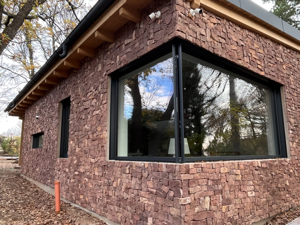 Balatoni vörös, roppantott vágott mediterrán kő