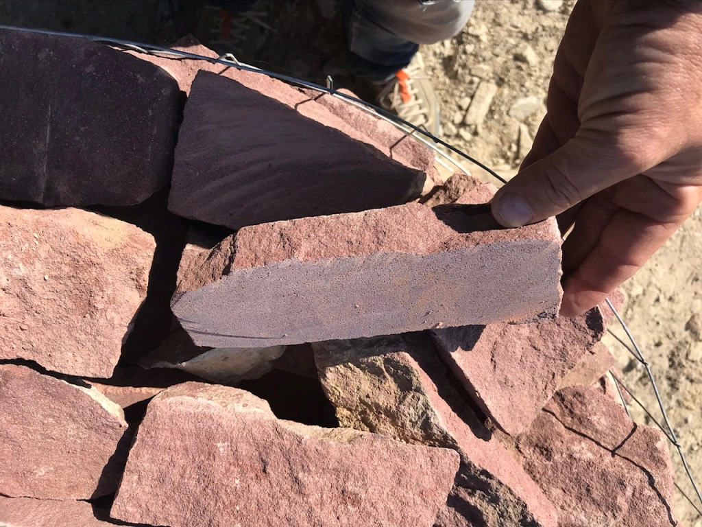 Balatoni vörös, roppantott vágott mediterrán kő