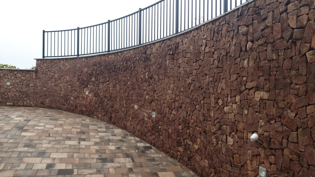 Balatoni vörös, roppantott vágott mediterrán kő