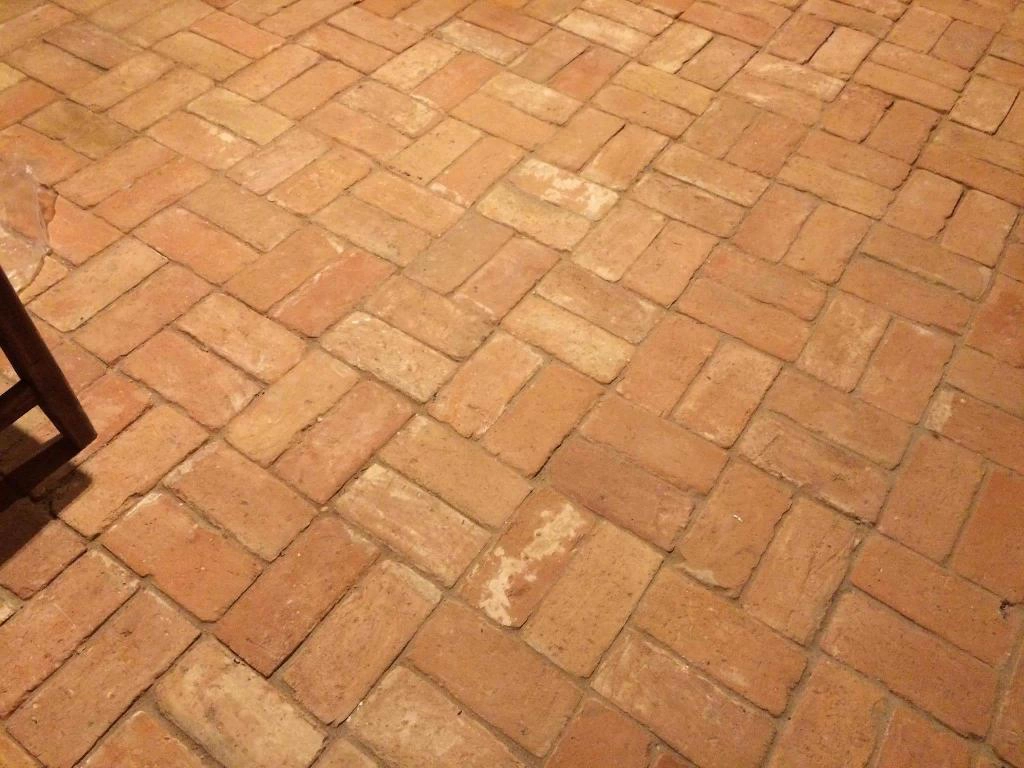 Lapjára vágott tégla