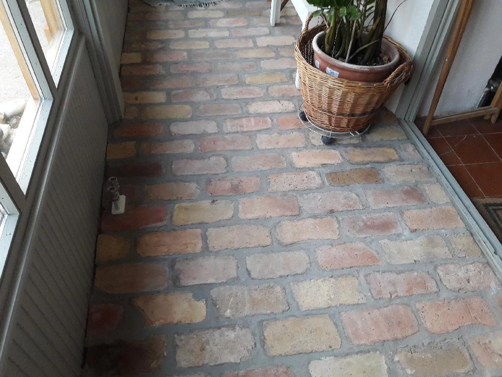 Lapjára vágott tégla