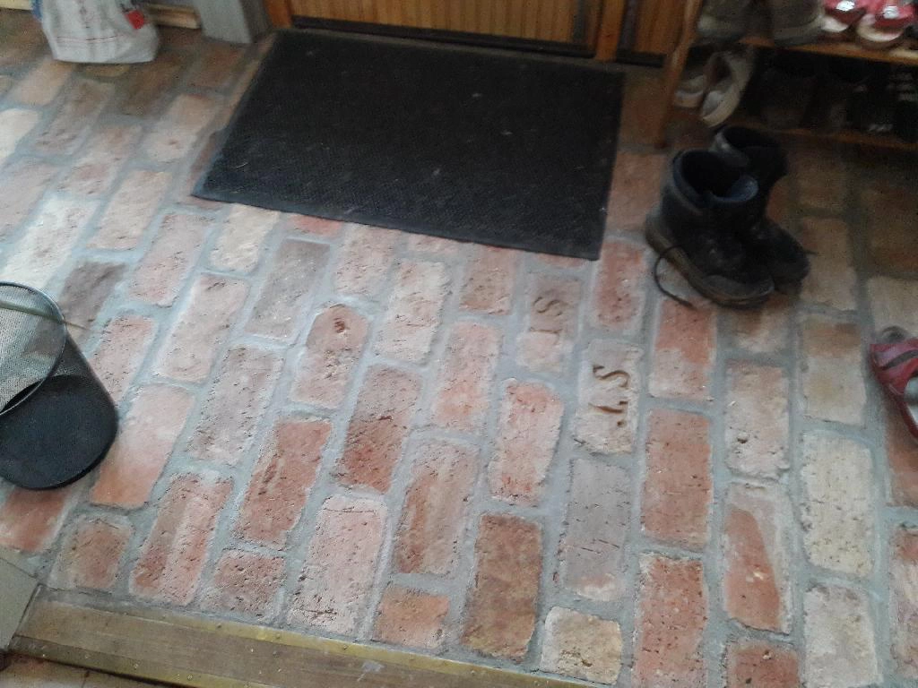 Lapjára vágott tégla