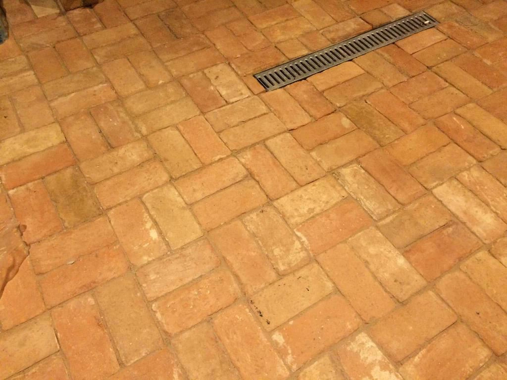 Lapjára vágott tégla