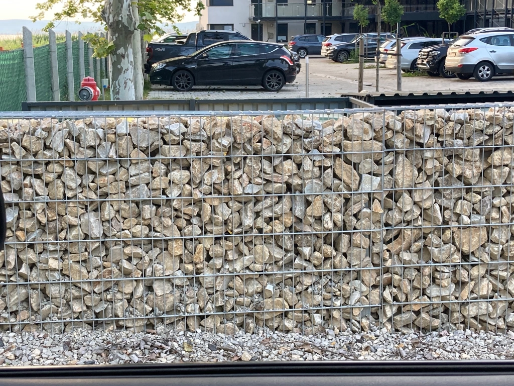 Aranyokker gabion kő