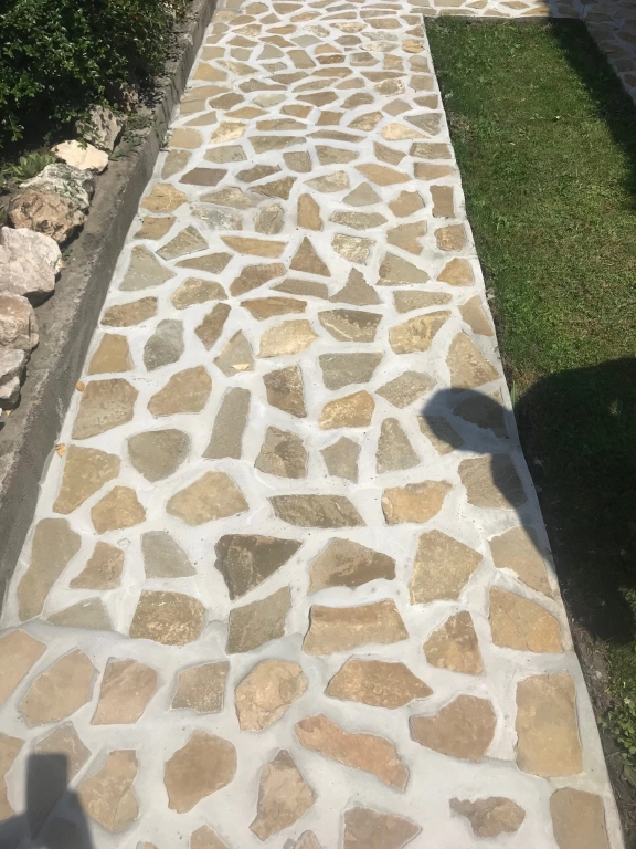 Keszthelyi hasított homokkő (apró)