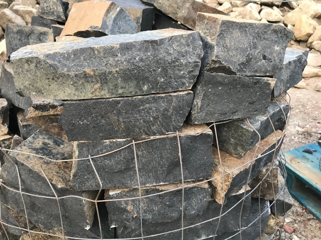 Bazalt roppantott falazó kő 