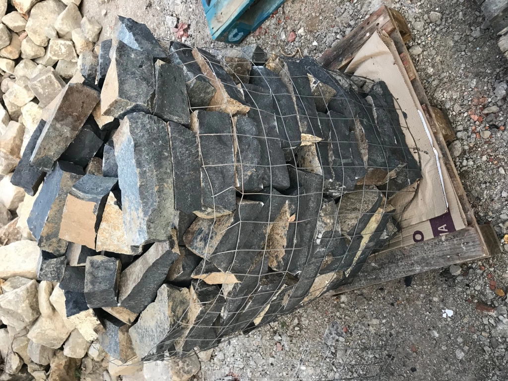 Bazalt roppantott falazó kő 