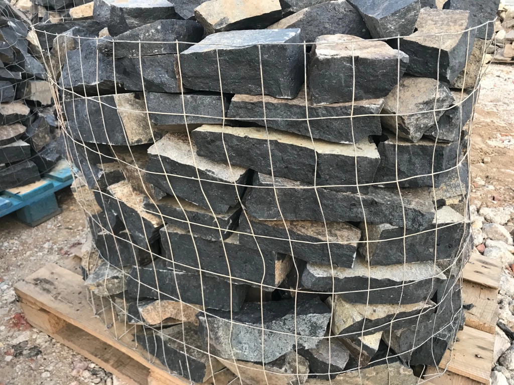 Bazalt roppantott falazó kő 