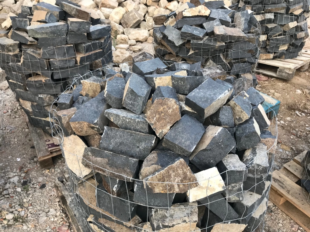 Bazalt roppantott falazó kő 