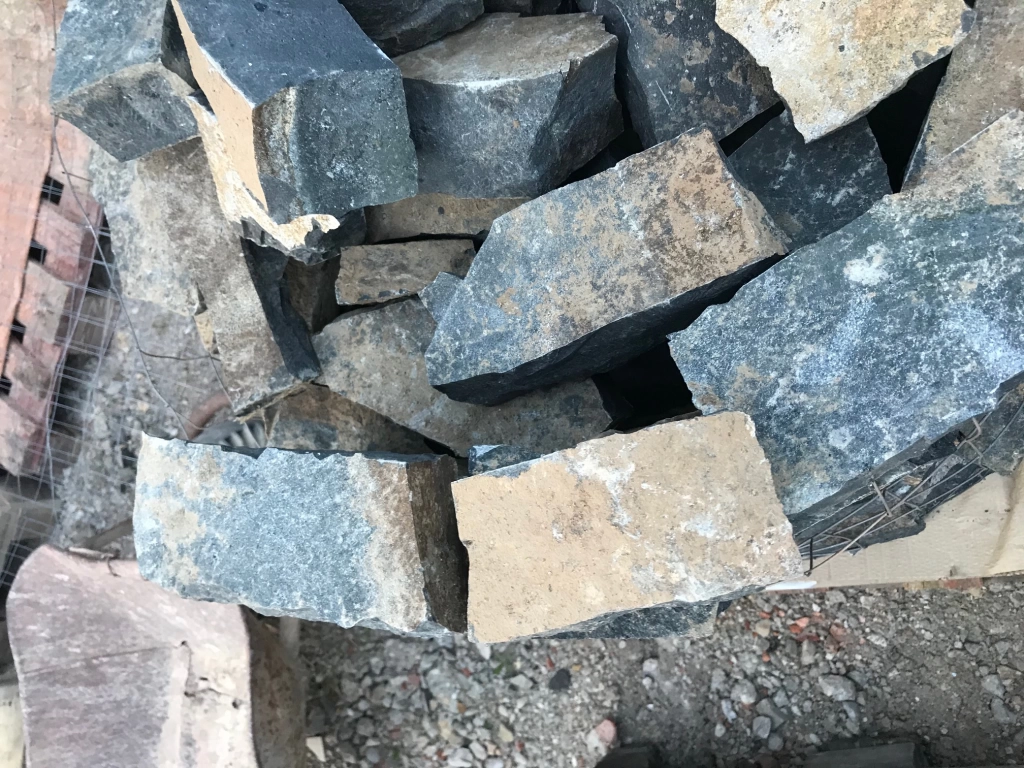 Bazalt roppantott falazó kő 