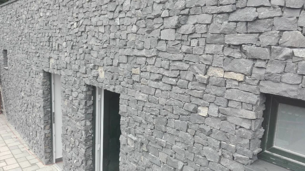 Bazalt roppantott falazó kő 