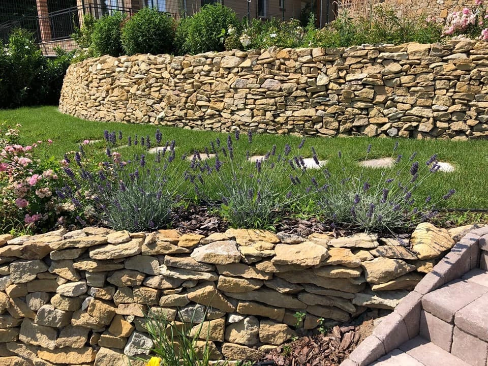 Támfal és építő kő