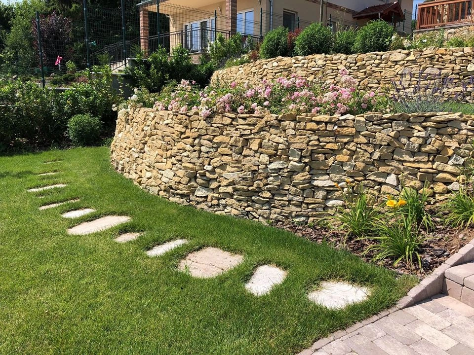 Támfal és építő kő