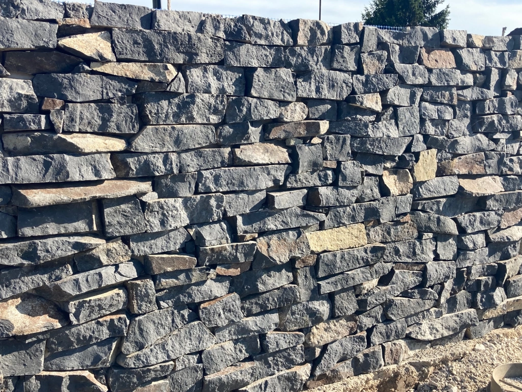 Bazalt roppantott vágott mediterrán kő