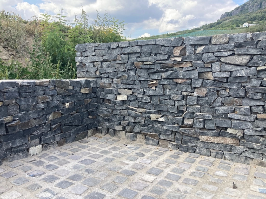 Bazalt roppantott vágott mediterrán kő