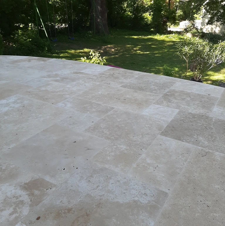 Traventin mészkő burkolat