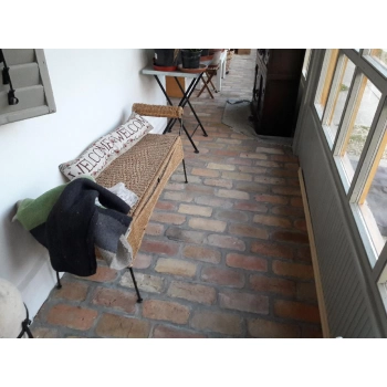 Lapjára vágott tégla