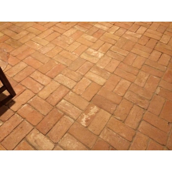 Lapjára vágott tégla