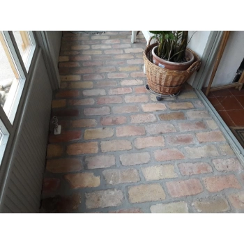 Lapjára vágott tégla