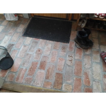 Lapjára vágott tégla