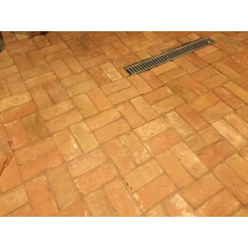 Lapjára vágott tégla