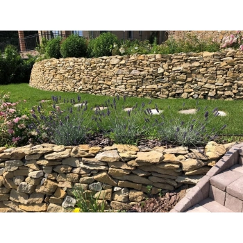 Támfal és építő kő