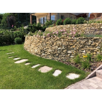 Támfal és építő kő