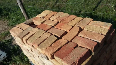Bontott tégla nagy méretű