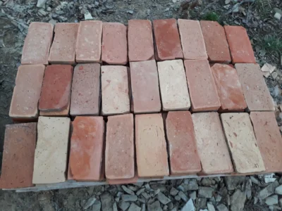 Lapjára vágott tégla