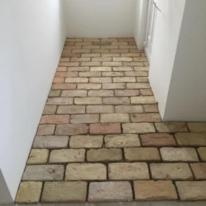 Lapjára vágott tégla