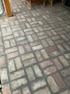Lapjára vágott tégla